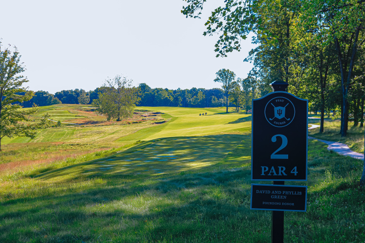 Par 4 sign at the Pfau Golf Course