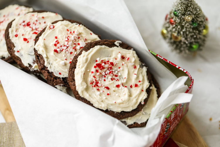 Chocolate Cookies with Peppermint Frosting
